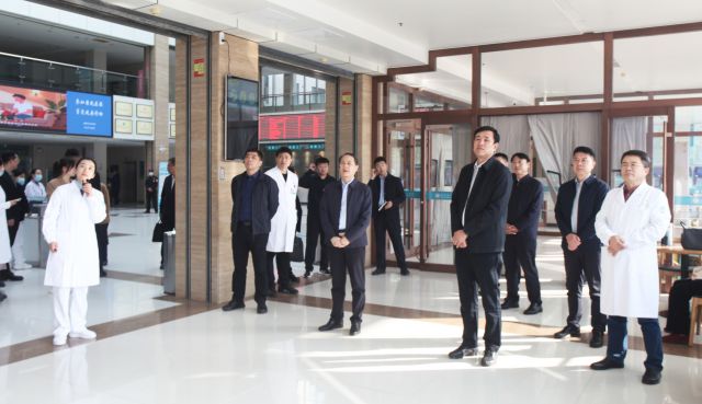 市医保局局长教传涛一行到县人民医院调研指导工作