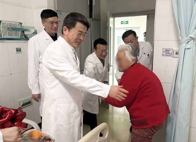 县人民医院领导班子除夕夜看望住院患者和一线医务人员