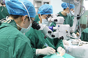 同仁医院朱思泉在做免费白内障手术.JPG